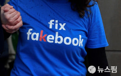 [사진] 英 정치단체, 저커버그 청문회 불참에 항의...페이스북 아닌 페이크북