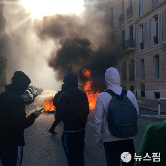 [사진] 프랑스 반정부 시위로 곳곳에 방화