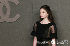 [사진] 매켄지 포이, 샤넬 2018/19 컬렉션 관객으로 참석
