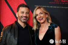 [사진] 지미 키멜, 부인 출연한 영화 