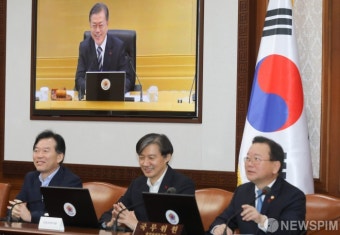 [사진] 활짝 웃는 문재인 대통령-정태호 일자리수석-조국 민정수석