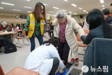 오쏘글로벌 | [사진] 동해시 건강취약계층 신체교정구 제공