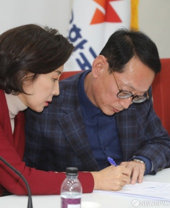 [사진] 긴급브리핑서 대화 나누는 나경원 원내대표-김도읍 조사단장
