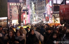 [사진] 크리스마스 이브 즐기는 수많은 명동 인파