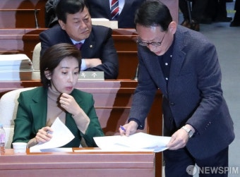 [사진] 대화 나누는 나경원 원내대표-김도읍 조사단장
