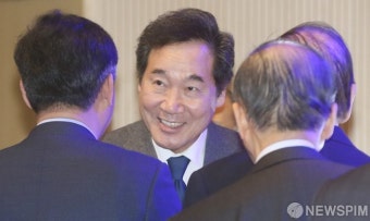 [사진] 인사 나누는 이낙연 총리