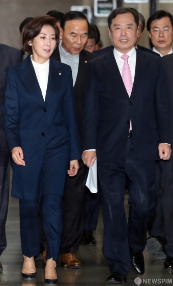 [사진] 비대위 참석하는 김병준 위원장-나경원 원내대표