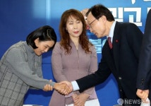 [사진] 유치원 관계자와 악수하는 이해찬 대표