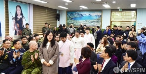 [사진] 입장하는 대성동초등학교 졸업생들