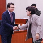 [사진] 악수 나누는 안민석 위원장-박인순 간사