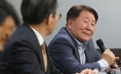 [사진] 인사말하는 신달석 한국자동차산업협동조합 이사장