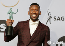 [사진] 마허샬라 알리, 제25회 미국배우조합상서 남우조연상 수상