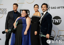 [사진] 미드 디스 이즈 어스, SAG 시상식서 아웃스탠딩 퍼포먼스상 수상