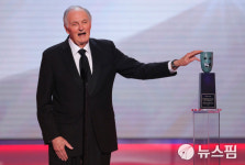 [사진] 배우 알란 알다, 제25회 SAG 시상식서 