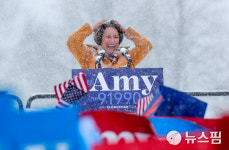 에이미 클로버자르 美민주 상원의원, 2020 대선 출마 선언  