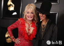 [사진] 돌리 파튼·린다 페리, 제61회 그래미 어워드 참석