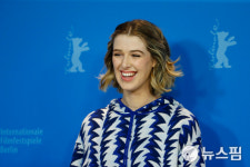 [사진] 베를린국제영화제 참석한 아너 스윈튼 번