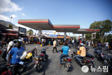 [사진] 아이티서 휘발유 충전하고자 대기하는 시민들