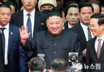 [사진] 베트남 동당역 도착해 손흔드는 김정은