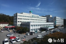 동해병원, 저소득층 노인 무료인공관절수술 지원