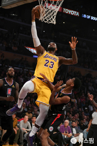 [사진] '킹' 제임스 위력적인 슛…LA 레이커스는 NBA PO '빨간불'