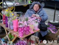 [사진] 세계 여성의 날...우크라이나 꽃 파는 여성