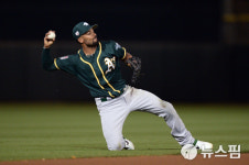 [사진] MLB 유격수 세미안 앉아쏴…오클랜드, 샌프란시스코 제압