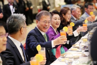 [사진] 재외동포 간담회 참석  건배하는 문대통령