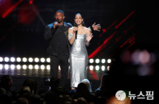 [사진] 딸과 함께 美 