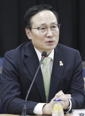 [사진] 인사말하는 '홍영표 더불어민주당 원내대표'