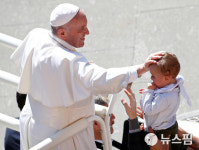 [사진] 아이에게 안수기도하는 프란치스코 교황