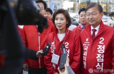 [사진] 4·3 보궐선거, 인터뷰하는 나경원-정점식