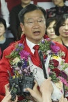 [사진] 당선 확정 후 인터뷰 하는 점정식 당선자