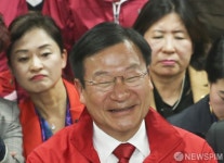 [사진] 정점식 후보 내가 웃는게 웃는게 아니야 