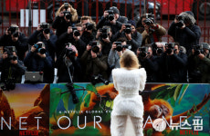 [사진] 사진기자들 앞에서 포즈 취하는 가수 엘리 굴딩 