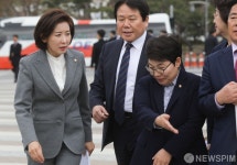 [사진] 긴급 비상의원총회 참석하는 나경원 원내대표