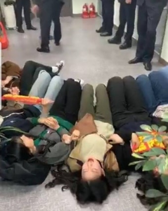 “나경원·황교안 사퇴하라” 진보 대학생들, 나 의원실 점거 농성