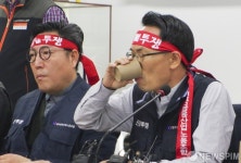 [사진] 목이 타는 허권 전국금융산업노동조합 위원장