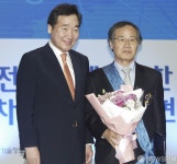 [사진] 김장주 서울대 교수와 기념촬영하는 