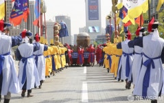 [사진] 광화문 광장 가로지르는 태 항아리