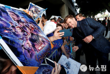 [사진] 팬들과 셀카 찍는 배우 크리스 헴스워스