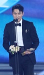 [사진]  정우성  백상예술대상 영화부문 대상 수상
