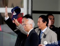 [사진] 위스콘신 방문한 폭스콘 테리 궈 회장 