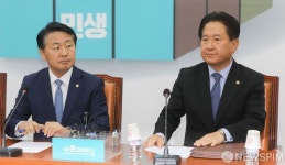 [사진] '북한 발사체' 관련 보고 받는 김관영 원내대표