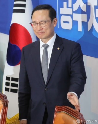[사진] 기자간담회 참석하는 홍영표
