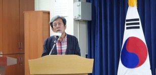 [사진]  수원연극축제 설명하는 임수택 총예술감독