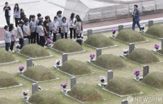 [사진] 시민들의 발길 이어지는 국립5.18민주묘지