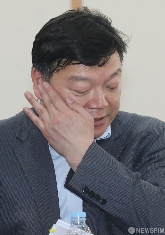 [사진] 최종 심의 결과 발표 중 땀 닦는 문준영 위원
