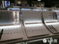 [르포] 싹쓸이로 빈 매대…재고소진 나선 갤러리아면세점