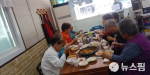 [사진]동두천시 불현동 착한식당 사당골부대찌개 독거노인 점심 대접